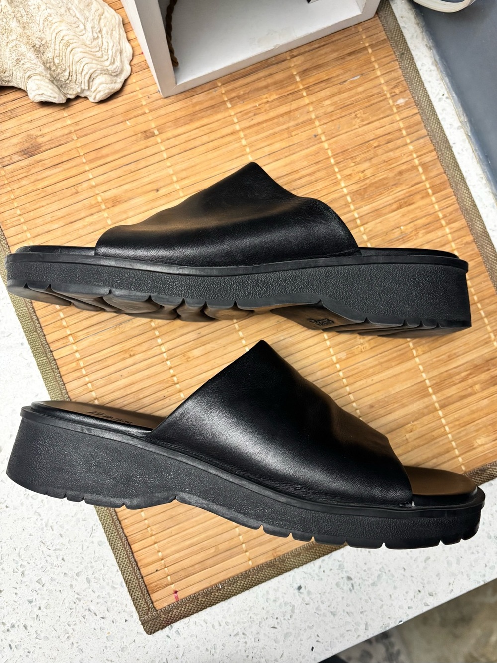 G.H. Bass black leather slip on sandals - Picture 4 of 8